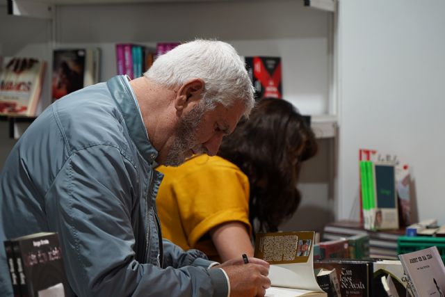 Juan Camacho firma ejemplares de su poemario Y volverá el hombre en la Feria del Libro de Bilbao - 1, Foto 1