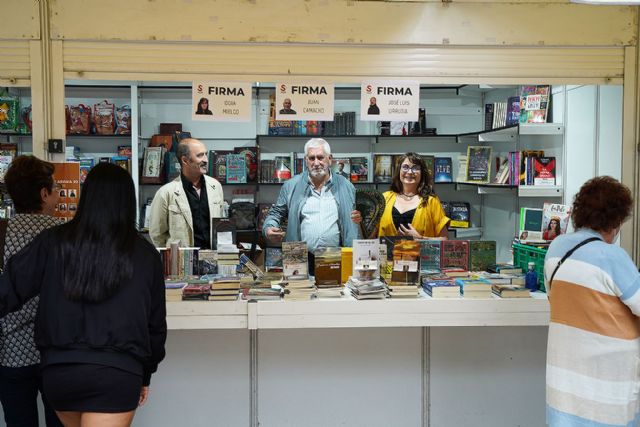 Juan Camacho firma ejemplares de su poemario Y volverá el hombre en la Feria del Libro de Bilbao - 2, Foto 2