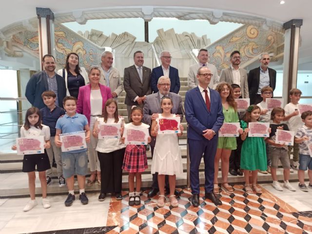 La alumna Ivana Cordova Franco del CEIP Obispos García Ródenas entre las premiadas en el concurso 'Dibuja tu rincón favorito de la Región de Murcia' - 1, Foto 1