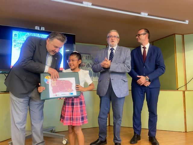 La alumna Ivana Cordova Franco del CEIP Obispos García Ródenas entre las premiadas en el concurso 'Dibuja tu rincón favorito de la Región de Murcia' - 3, Foto 3