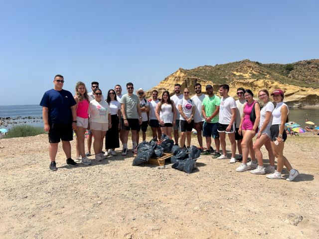 Jóvenes de NNGG Águilas y Pulpí unen fuerzas por el medio ambiente en una jornada de limpieza en las playas de La Carolina y Los Cocedores - 1, Foto 1