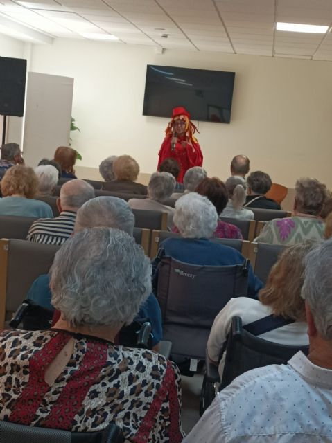 175 mayores de las tres residencias de Lorca disfrutan de una nueva iniciativa municipal que acerca a estos centros la cultura y el teatro - 3, Foto 3