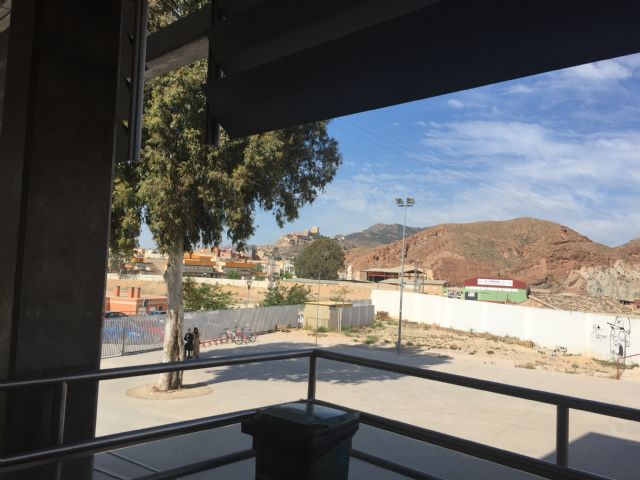 El PSOE denuncia las condiciones insalubres que soportan IES Bartolomé Pérez Casas y EOI por la cercanía de una granja de ganado - 1, Foto 1