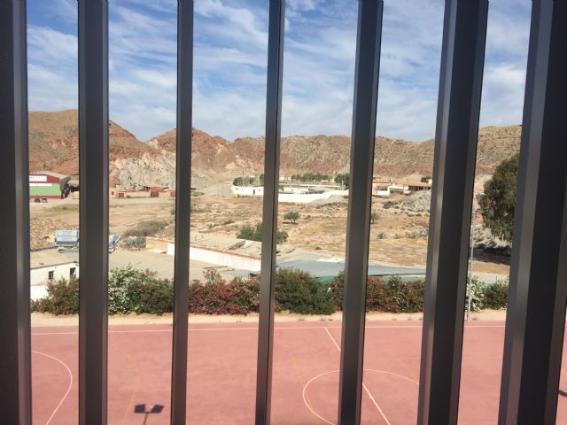 El PSOE denuncia las condiciones insalubres que soportan IES Bartolomé Pérez Casas y EOI por la cercanía de una granja de ganado - 4, Foto 4