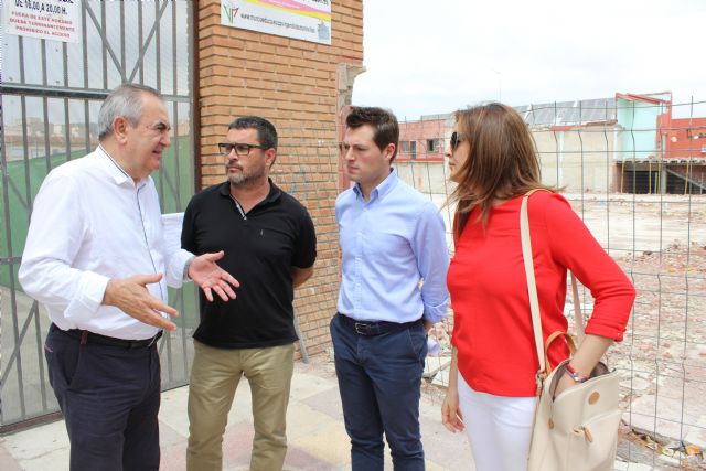 El líder del Partido Socialista en la Región de Murcia, Rafael González Tovar, visita y muestra su apoyo a la reconstrucción del Pabellón Loli de Gea - 2, Foto 2