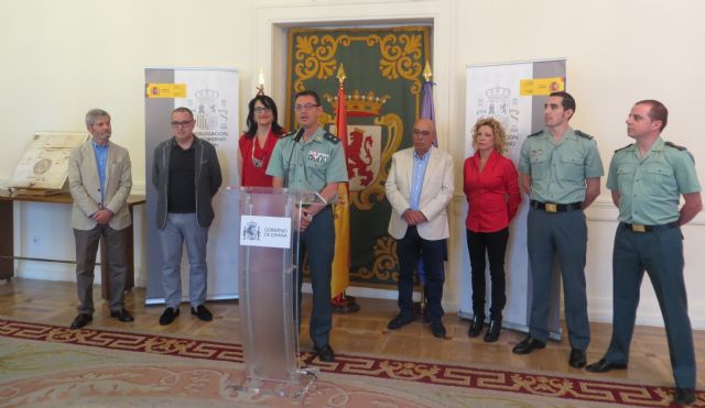 La Guardia Civil entrega el documento expedido por el rey Sancho IV en 1293 que otorgaba privilegios a Mansilla de las Mulas - 1, Foto 1