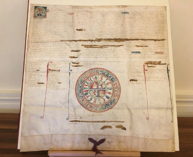 La Guardia Civil entrega el documento expedido por el rey Sancho IV en 1293 que otorgaba privilegios a Mansilla de las Mulas - 2, Foto 2