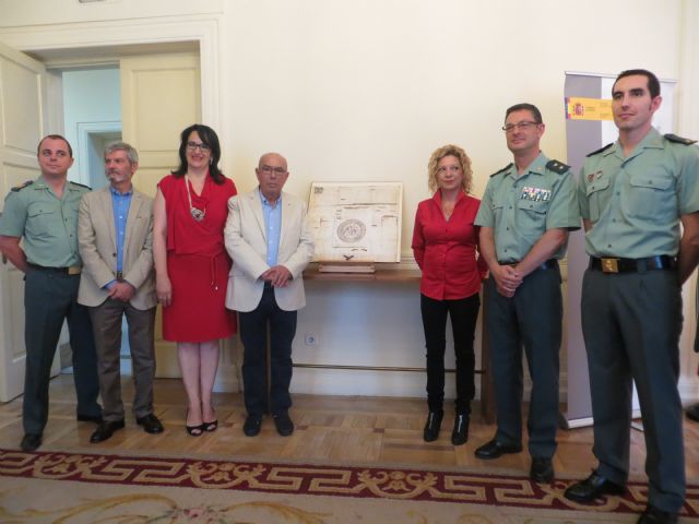 La Guardia Civil entrega el documento expedido por el rey Sancho IV en 1293 que otorgaba privilegios a Mansilla de las Mulas - 3, Foto 3