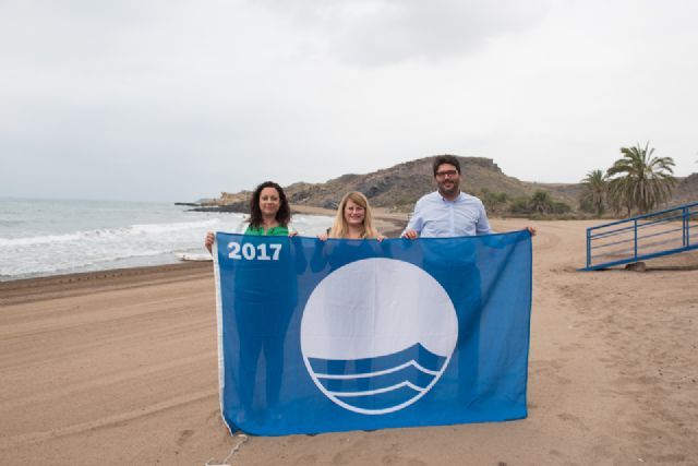 Ocho banderas azules ondean desde este viernes en las playas de Mazarrón, Foto 1