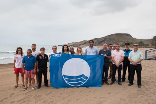 Ocho banderas azules ondean desde este viernes en las playas de Mazarrón, Foto 2