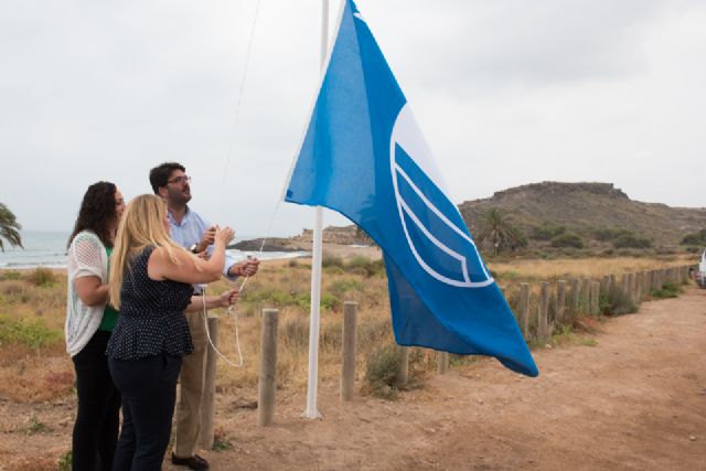 Ocho banderas azules ondean desde este viernes en las playas de Mazarrón, Foto 3