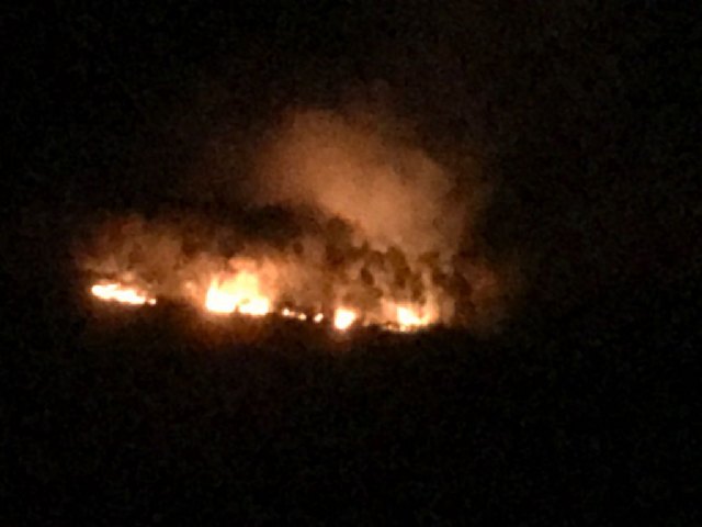 Imágen del incendio del Carche a la llegada de los medios la pasada noche / Foto: 112RM