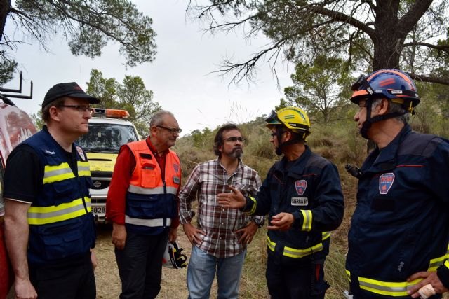 El consejero de Presidencia y Fomento, Pedro Rivera, siguió la evolución de las intervenciones de los más de 200 efectivos que integran el operativo de extinción en los incendios de Jumilla.