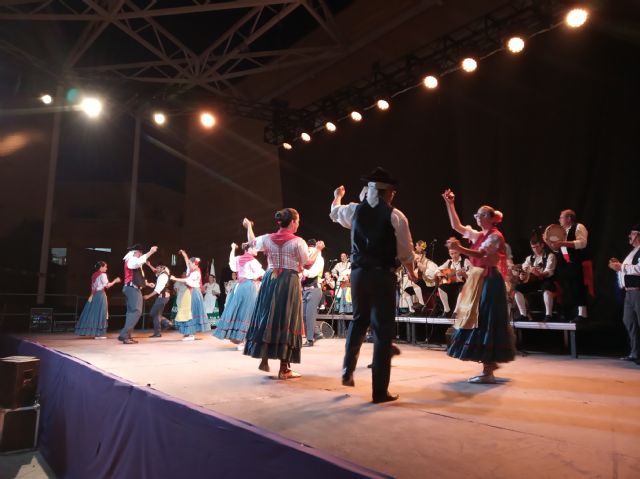 El XXIX Festival Nacional de Folklore mostró los bailes típicos de la Región de Murcia y Andalucía en el recinto del Centro Cultural - 2, Foto 2