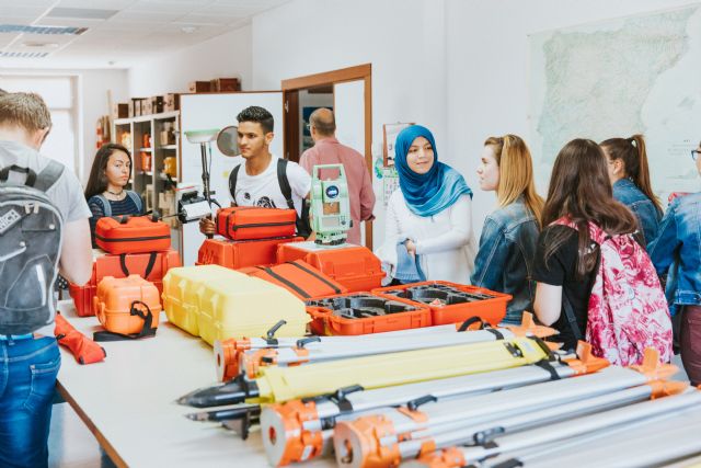 El Colegio de Ingenieros Técnicos de Minas beca a los nuevos alumnos del grado en Recursos Minerales y Energía - 1, Foto 1