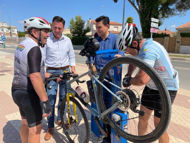 San Javier estrena dos novedosas estaciones de reparación de bicicletas en la vía pública - 1, Foto 1