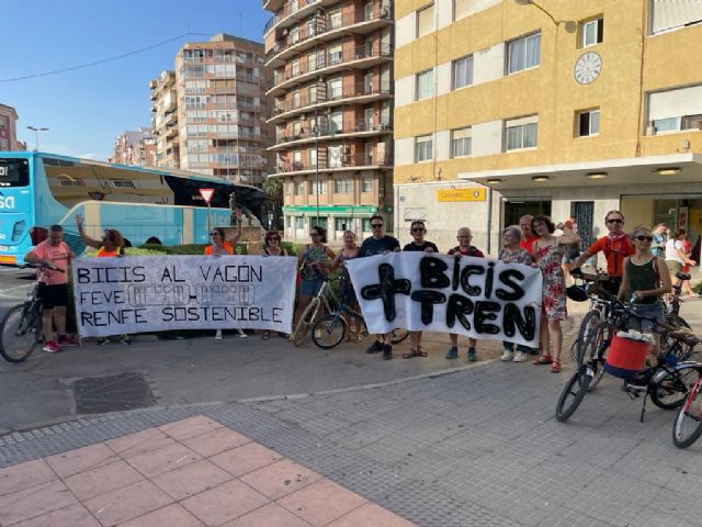 Los colectivos a favor de la movilidad continúan protestando por la prohibición de acceso de bicicletas a la línea de ancho métrico Cartagena - Los Nietos - 4, Foto 4
