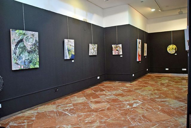 La muestra pintora, compuesta por diecisiete cuadros pintados en acrílico sobre tablas es a la memoria de la madre del artista, en el Círculo Mercantil de Sevilla - 1, Foto 1