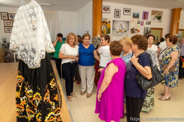 La Semana Cultural de Mayores de La Aljorra abre sus puertas con sendas exposiciones de Trajes Regionales y Pintura - 1, Foto 1