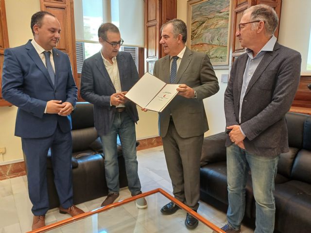 El Gobierno regional entrega el Anteproyecto de la nueva Ley de Universidades a los rectores de las tres universidades de la Región - 1, Foto 1