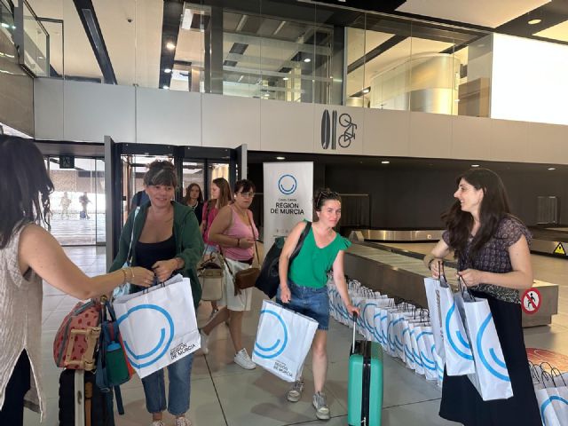 Aterriza en la Región el primer vuelo desde Marsella con un centenar de pasajeros - 1, Foto 1