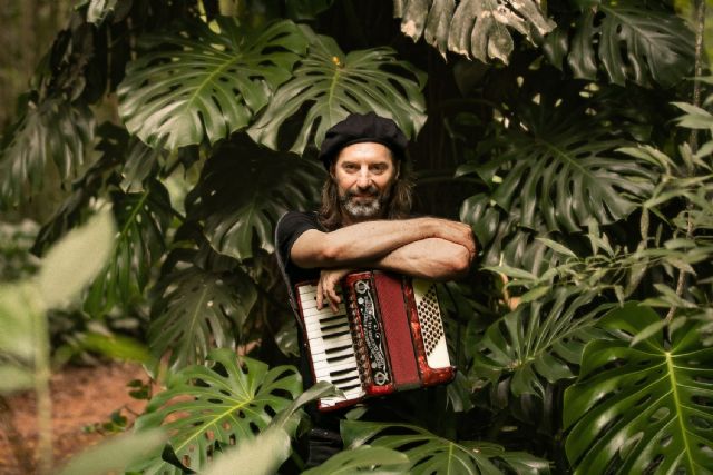 Chango Spasiuk, 35 a&ntilde;os de música entre la tierra colorada y el mundo - 2, Foto 2