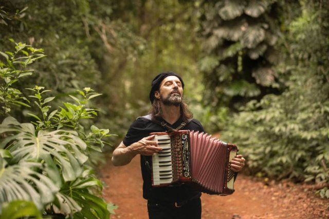 Chango Spasiuk, 35 a&ntilde;os de música entre la tierra colorada y el mundo - 4, Foto 4