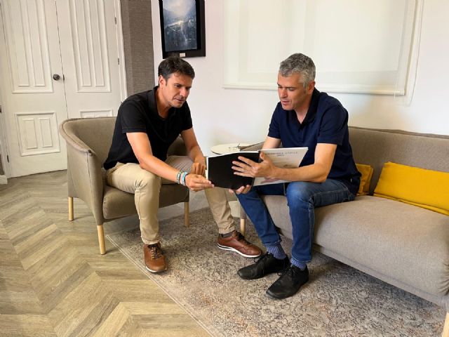 El alcalde, José Ángel Alfonso, recibe la memoria de actividad de los seis primeros meses de funcionamiento del Hotel ASA Molina Plaza - 2, Foto 2