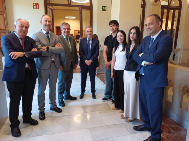 El consejero de Universidades e Investigaci�n, Juan Mar�a V�zquez, reafirma el compromiso del Gobierno regional con la excelencia universitaria