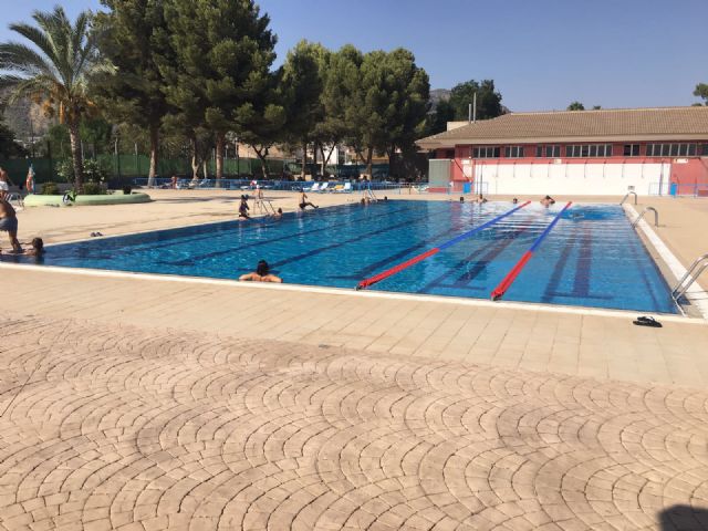 La piscina de verano, en plena actividad durante el mes de agosto, Foto 1