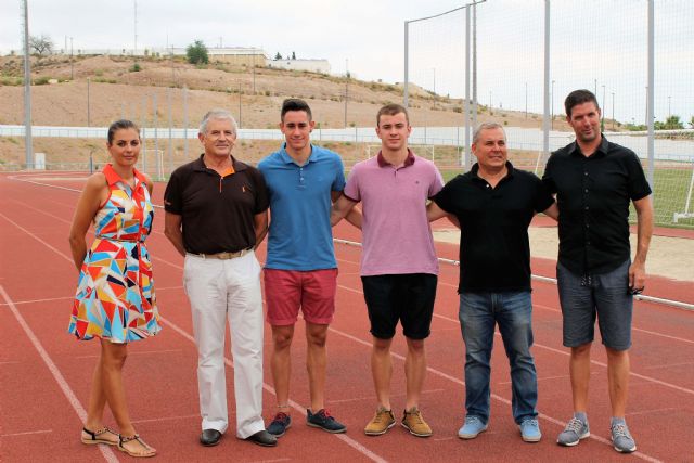 El director general de Deportes tiene un encuentro con los dos atletas de la Sociedad Atlética Nutribán - 1, Foto 1