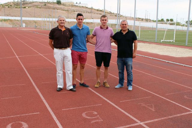 El director general de Deportes tiene un encuentro con los dos atletas de la Sociedad Atlética Nutribán - 2, Foto 2