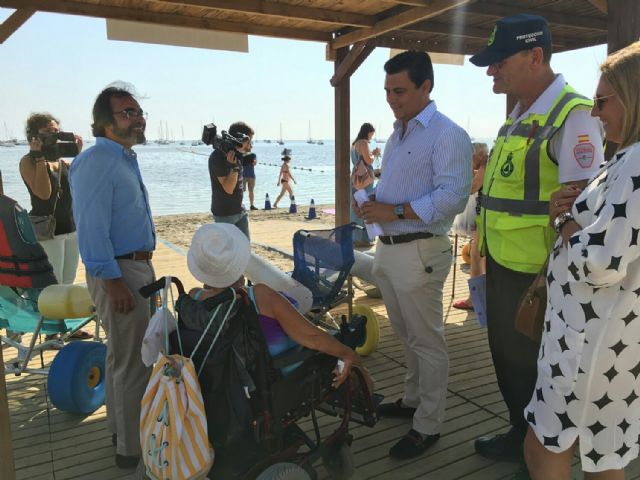 San Javier registra el 50 por ciento del total de la Región en  ayudas al baño a personas con movilidad reducida en playas - 1, Foto 1