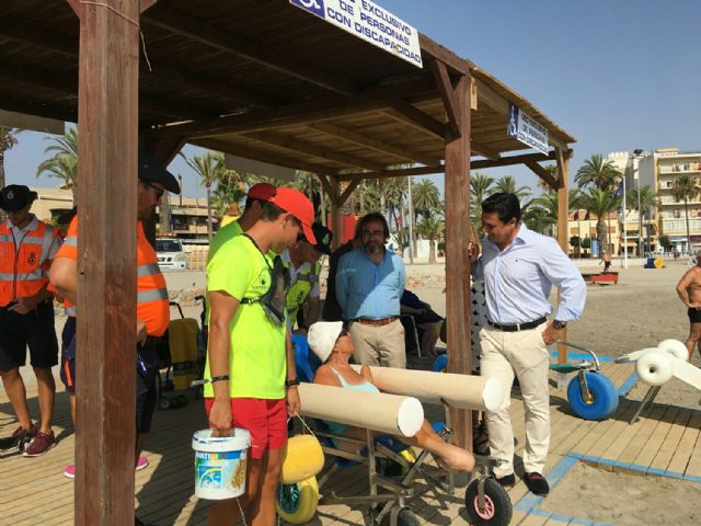 San Javier registra el 50 por ciento del total de la Región en  ayudas al baño a personas con movilidad reducida en playas - 2, Foto 2
