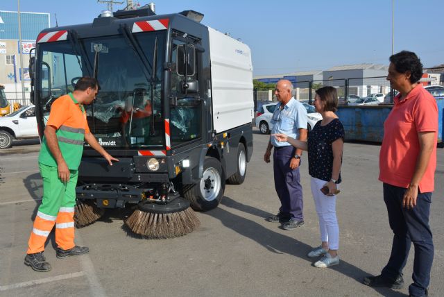 La empresa concesionaria de limpieza presenta la nueva flota de barredoras mecánicas - 1, Foto 1