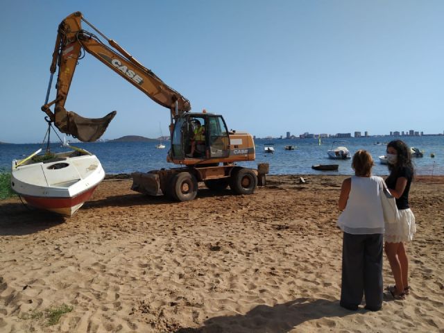 La Comunidad inicia la retirada de 18 embarcaciones de recreo abandonadas en las inmediaciones del Mar Menor - 1, Foto 1