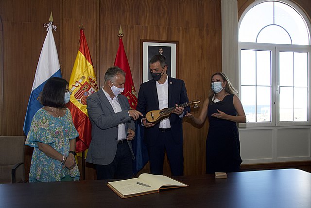 Pedro Sánchez reitera el compromiso del Ejecutivo con las Islas Canarias en su visita al Cabildo Insular de Lanzarote - 2, Foto 2