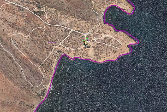 El conductor de una scooter resulta accidentado en el acceso a Cala Blanca - 1, Foto 1