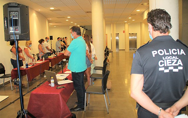 El Pleno guarda un minuto de silencio por el policía municipal fallecido el pasado 27 de julio - 1, Foto 1