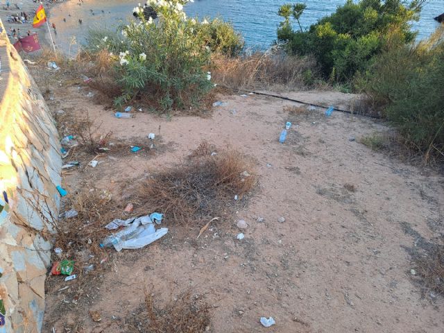 El PSOE de Cartagena denuncia la suciedad, plásticos y basuras en Cala Cortina - 2, Foto 2
