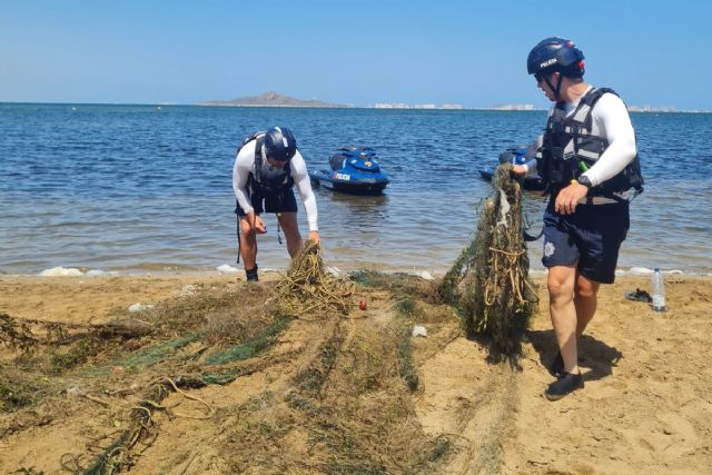 Policía Local de Cartagena retira una red de pesca sin señalizar del Mar Menor - 1, Foto 1