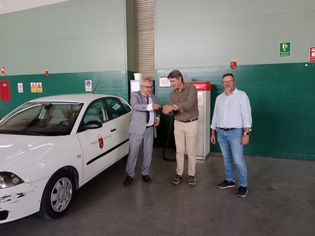 La Comunidad dona un vehículo a una asociación para el traslado de pacientes con trastorno mental y patología dual - 1, Foto 1