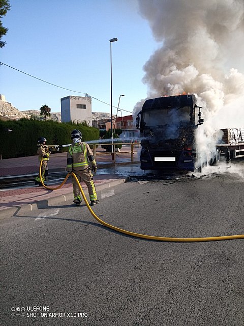 Servicios de emergencia intervienen en el incendio de un camión en La Gran Vía de Mula - 1, Foto 1