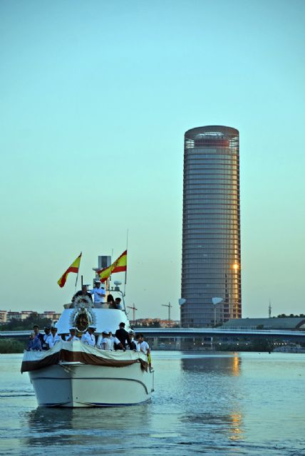Desde Calatrava al Guadalquivir, la Virgen del Carmen navegó acompañada por fieles y marinos españoles en Sevilla - 1, Foto 1