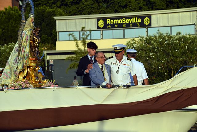 Desde Calatrava al Guadalquivir, la Virgen del Carmen navegó acompañada por fieles y marinos españoles en Sevilla - 5, Foto 5