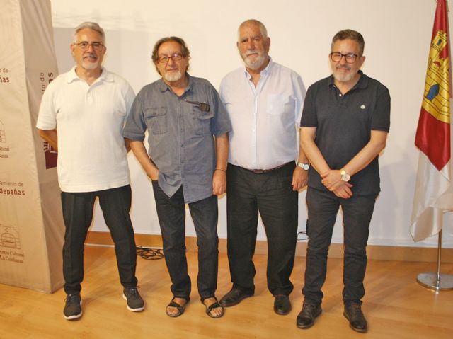 Jesús Sánchez Rivas presenta hoy en Valdepe&ntilde;as el poemario Entre silencio y silencio editado por el Grupo Oretania - 2, Foto 2