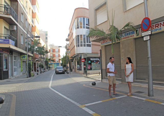 El Ayuntamiento instala señales de tráfico de estacionamiento con horario limitado en zonas comerciales para fomentar la rotación de vehículos - 1, Foto 1