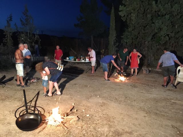 Los vecinos de Las Flotas se renen en la antigua escuela para despedir el verano, Foto 1