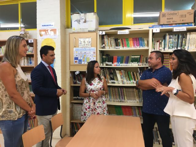 La directora general de Centros María Remedios Lajara visita  San Javier en el arranque de curso - 1, Foto 1