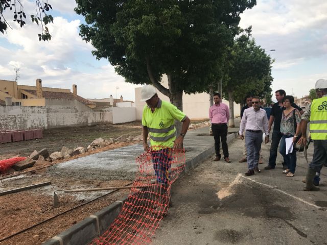 La próxima semana finalizan las obras de reparación de aceras y alcorques de la avenida de Murcia en la pedanía de Balsicas - 1, Foto 1